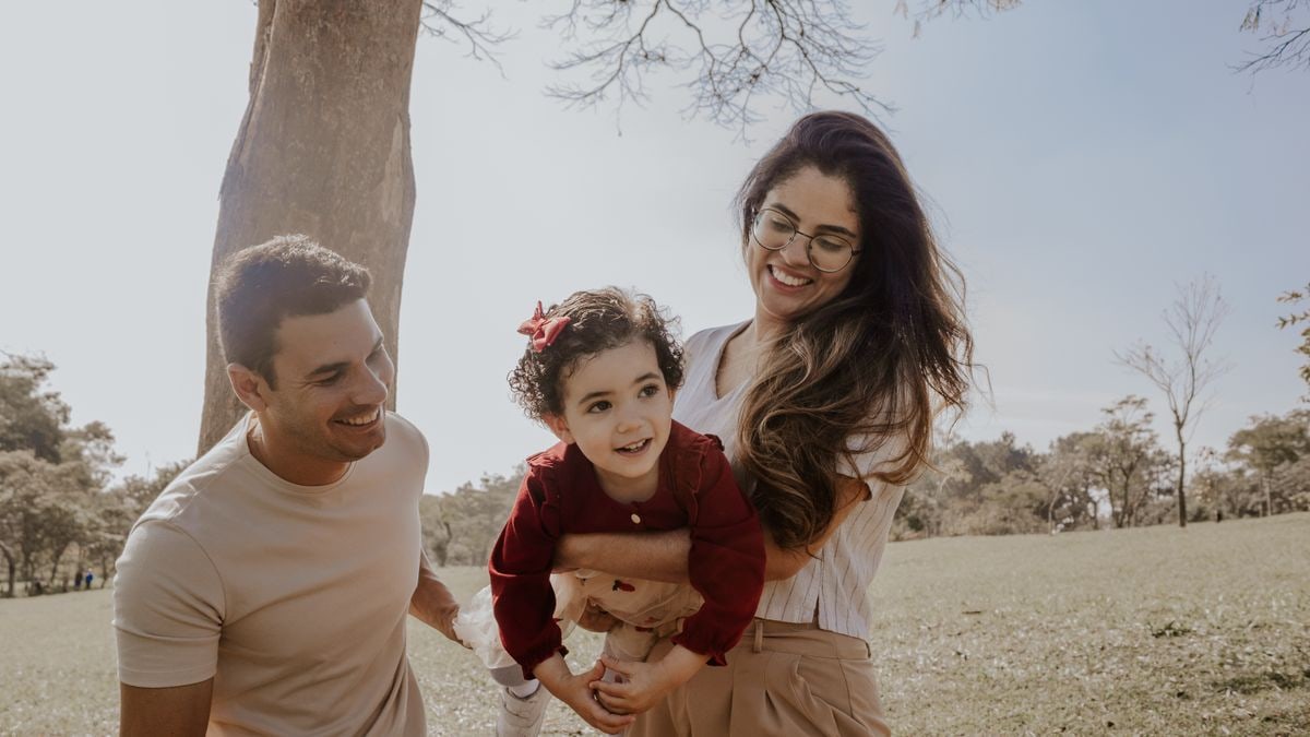 Happy family enjoying a sunny day out in a São Paulo park.